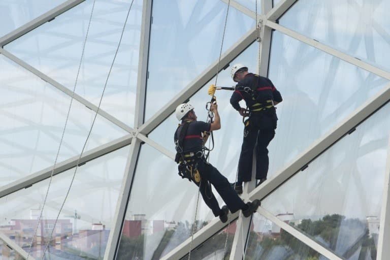 safety-workers-hanging-from-building-768x512