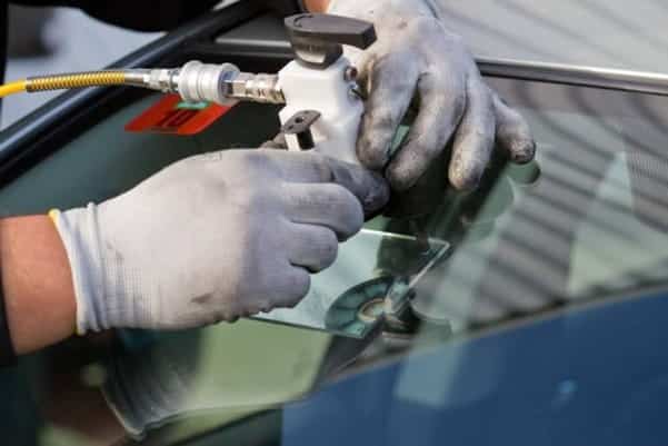 ¿Qué Debe Hacer Si Un Camión De Grava Daña Su Vehículo? 1 Cómo Determinar Si Necesita Reparar O Reemplazar El Parabrisas