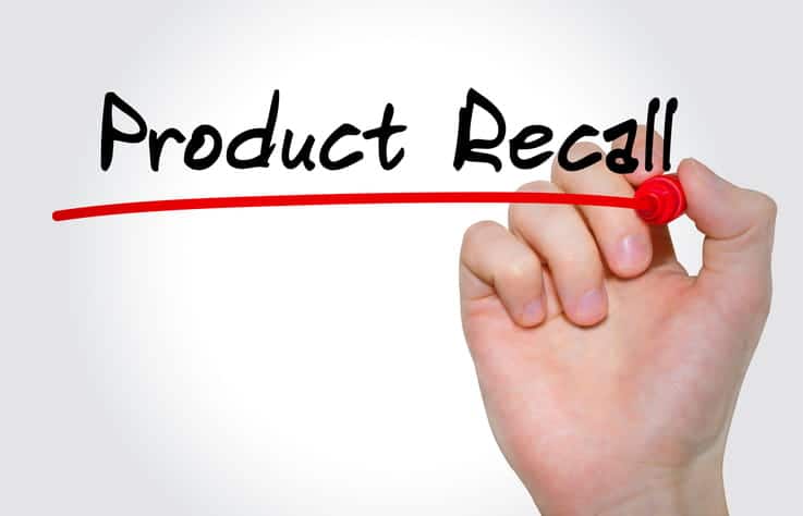 Abogado De Responsabilidad Civil Por Productos En Henderson, Nevada 1 Una Mano Sostiene Un Marcador Rojo Y Subraya La Frase En Inglés &Quot;Product Recall&Quot; (Retirada De Producto) Escrita A Mano Sobre Un Fondo Blanco.