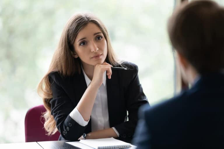 Abogada Revisando Caso De Un Cliente 