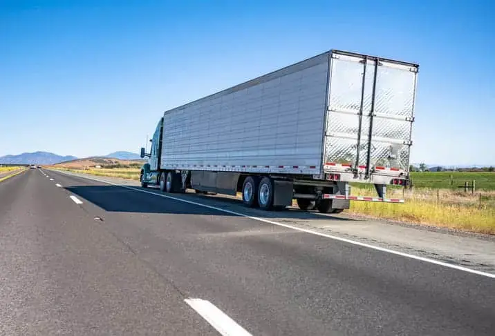 Semirremolque Detenido A Un Lado De La Carretera En Un Día Soleado