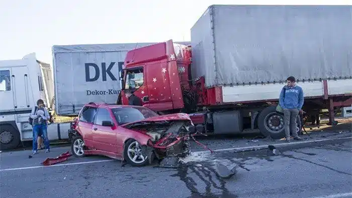 Auto Rojo Destruido Tras Un Accidente Con Un Semirremolque En La Carretera