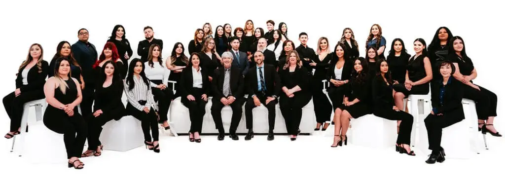Equipo De Adam S. Kutner Injury Attorneys En Foto Grupal Con Ropa Negra Sobre Fondo Blanco