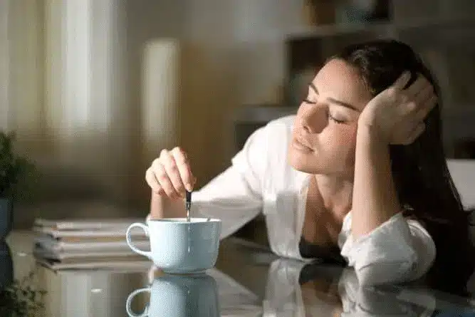Mujer Cansada O Con Fatiga Agitando Una Taza De Café.