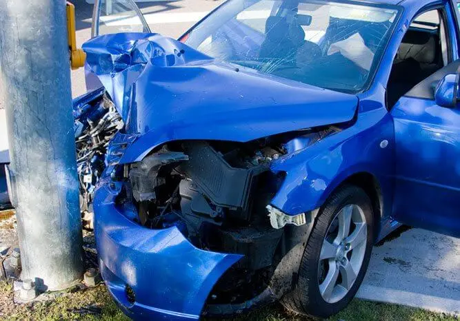 Primer Plano De Un Automóvil Azul Chocado Contra Un Poste De Luz En Las Vegas Tras Un Accidente De Un Solo Vehículo.