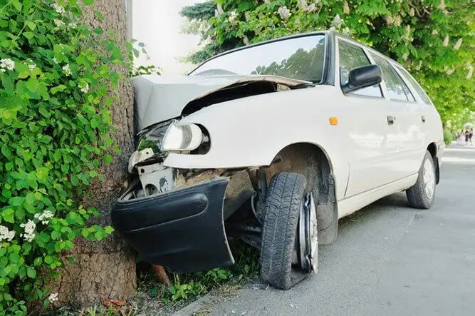 Automóvil Chocado Contra Un Árbol Después De Un Accidente De Un Solo Vehículo En Las Vegas.